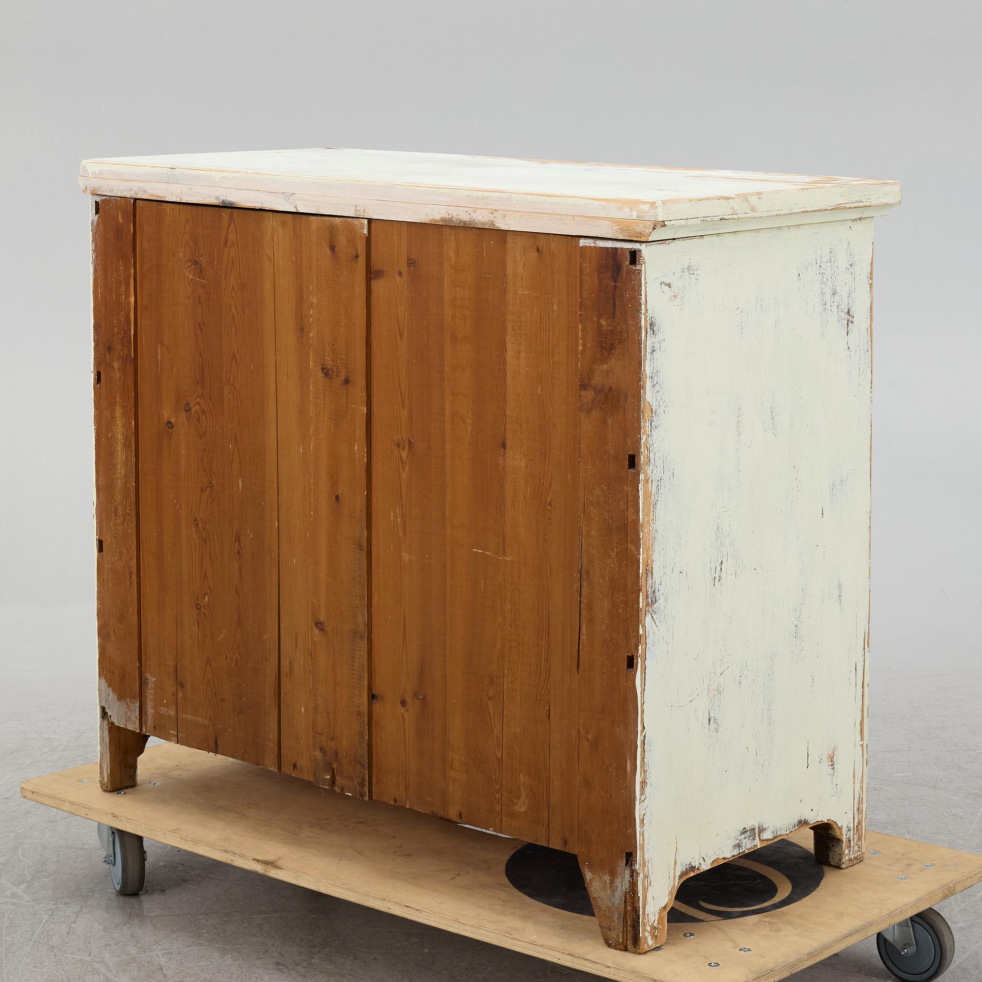 A chest of drawers, early 20th Century.