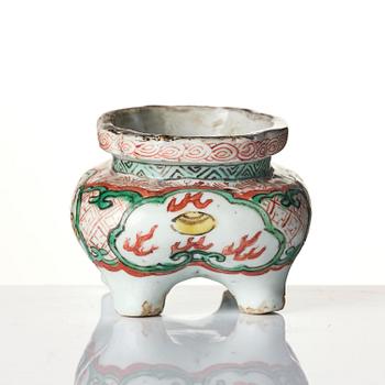 A wucai decorated censer 'Liding', late Ming dynasty, 17th century.