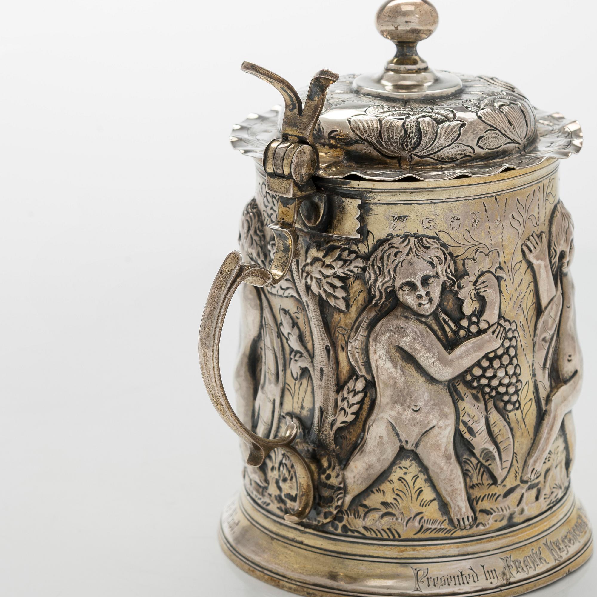 A sterling silver tankard, maker's mark of John Langlands I och John Goodrick, Newcastle, 1755/56.
