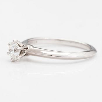 Tiffany & Co, a platinum ring with a brilliant cut diamond 0.38 ct. With cerificate.
