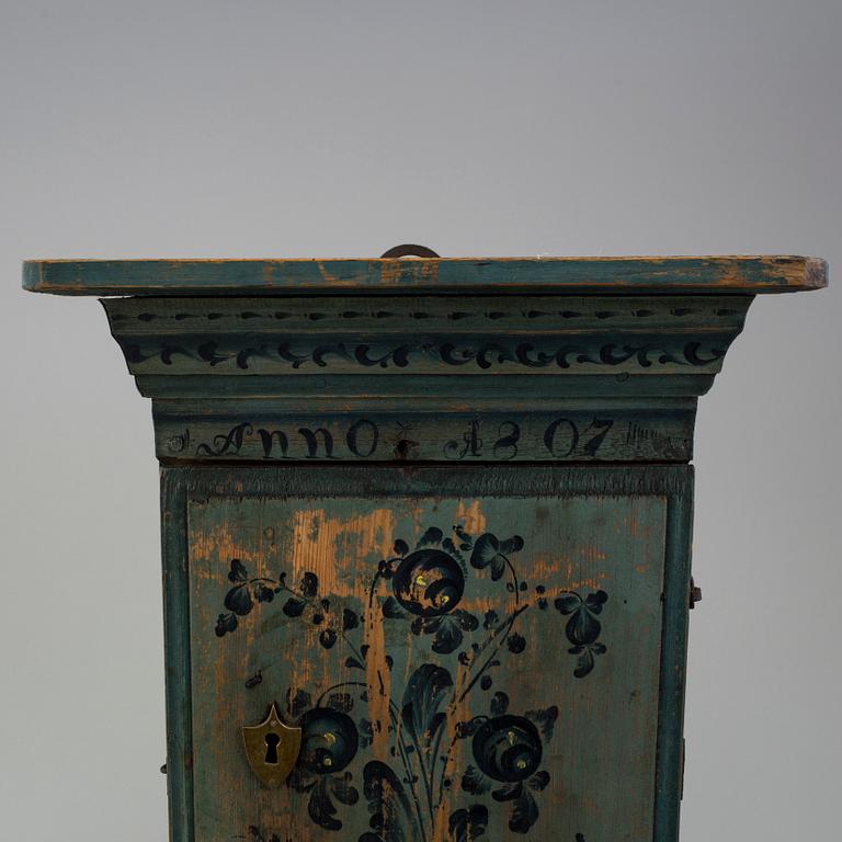 HÄNGSKÅP, allmoge, Hälsingland, daterat anno 1807, sk Tunamåleri.