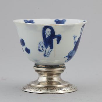 KOPP, porslin, med senare silversockel. Qingdynastin, Kangxi (1662-1722), samt Holland, 1844.