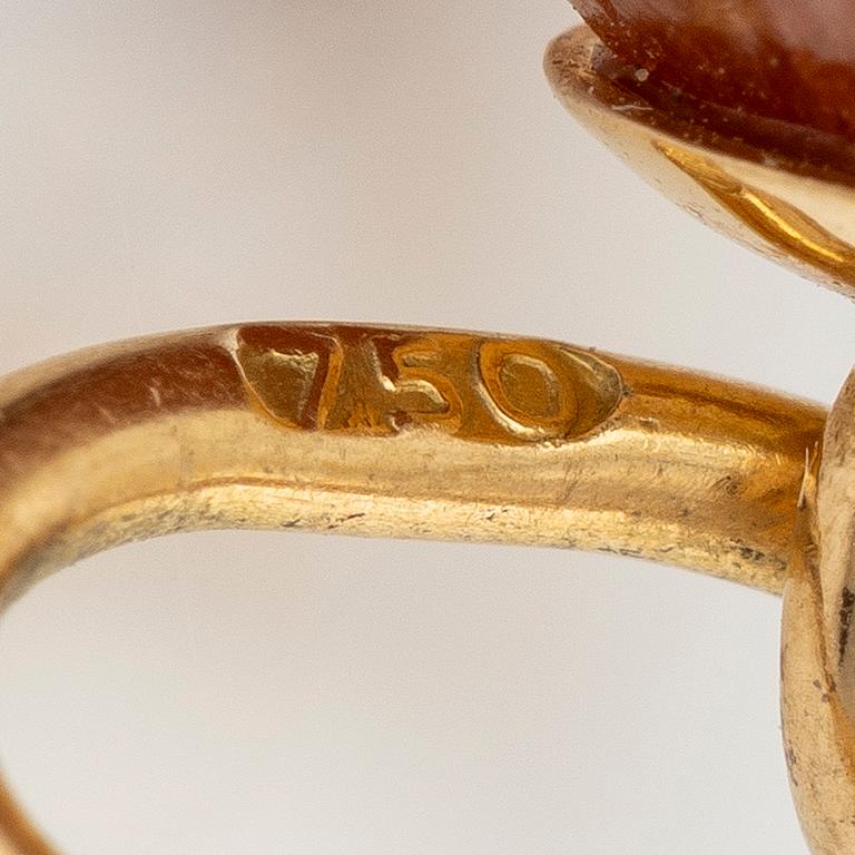 Pendants, 2 pcs, egg, red stone possibly purpurin and sunstone, 18K and 14K gold.