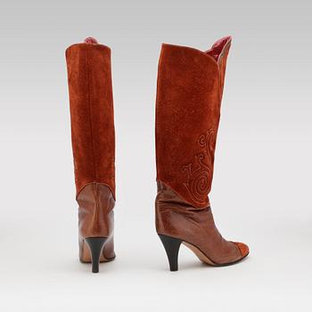 YVES SAINT LAURENT, a pair of ferruginous colored boots.