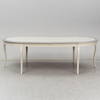 Matgrupp, 11 delar, ett bord och 10 stolar, rokokostil, modern tillverkning.