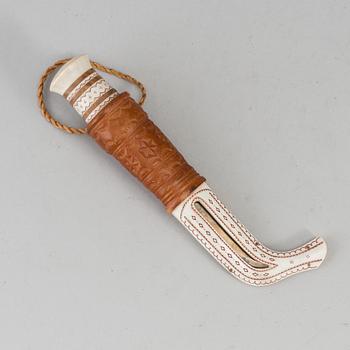 ANDERS SUNNA, a reindeer horn Sami knife, signed A Sunna.