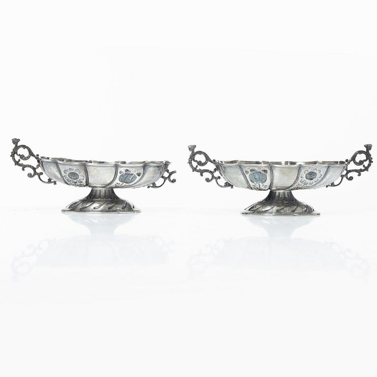 A pair of silver bowl, Carrington & Co, london, England, 1895.