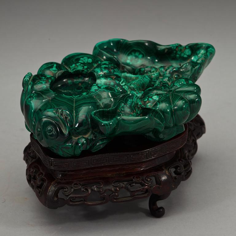 A malachite brush washer in the shape of lotus and lingzhi, Qing dynasty (1664-1912).