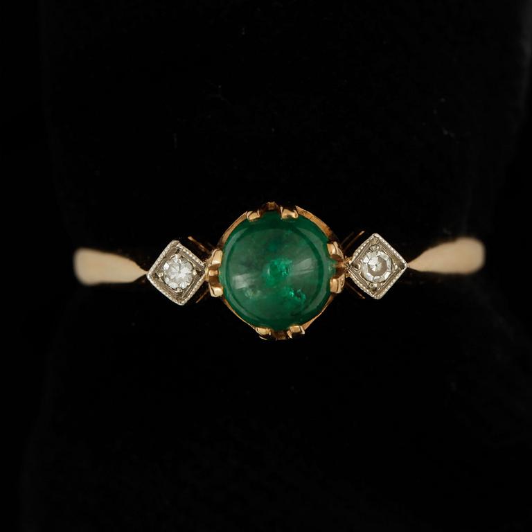 RING, art deco, 18k guld med smaragd och två små diamanter. Vikt ca 1,9 gram.