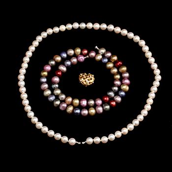 COLLIER, 2 st, odlade pärlor samt lås i 18k guld med 9 briljantslipade diamanter, Ole Lynggaard. Hänge vikt 7 g.