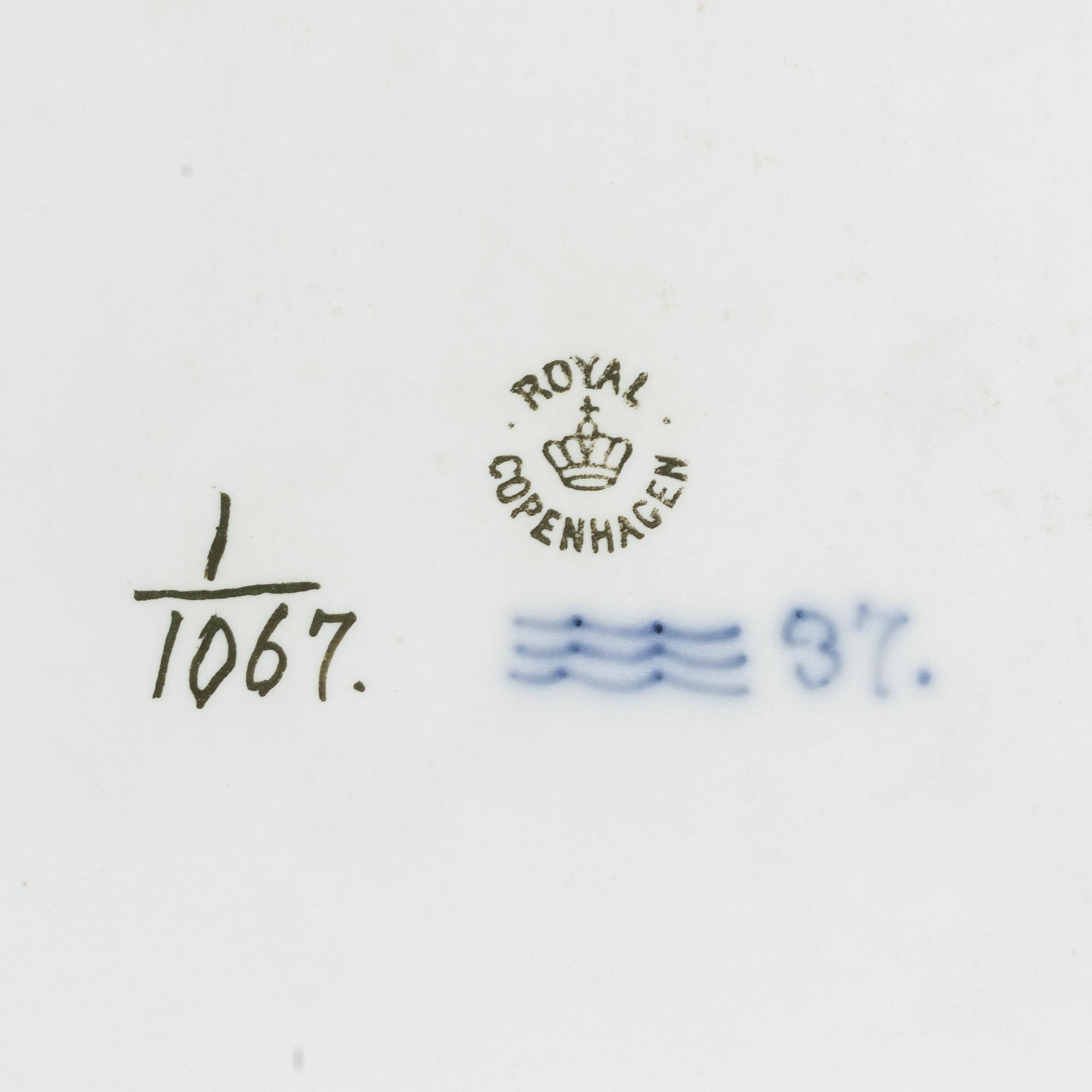 ROYAL COPENHAGEN, fat, "Musselmalet", helblond, modell 1/1067, Danmark omkring 1900.