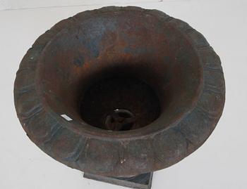 TRÄDGÅRDSURNA, gjutjärn.