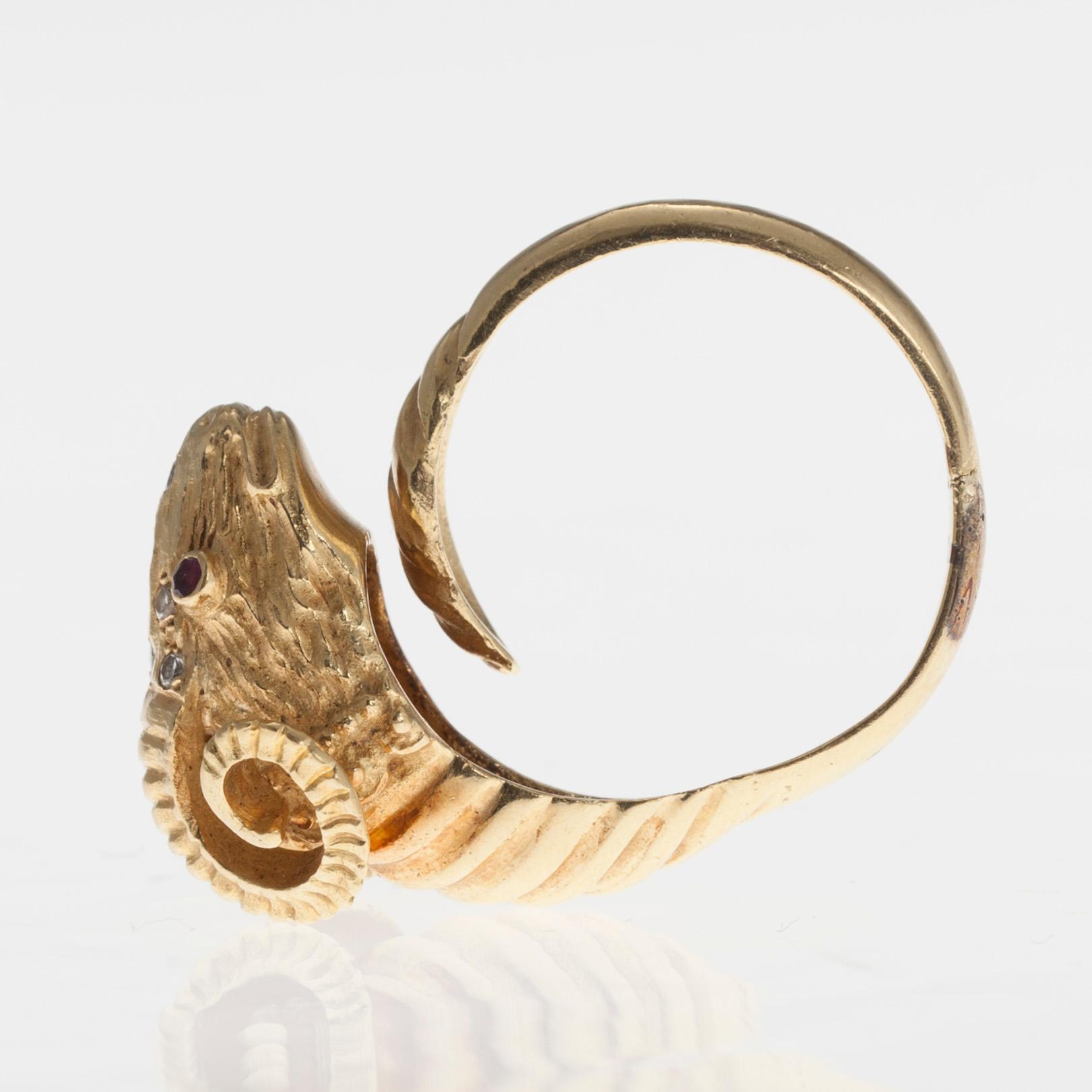 RING, 18K guld, granater, briljantslipade diamanter ca 0.10 ct. Vikt 12,4 g.