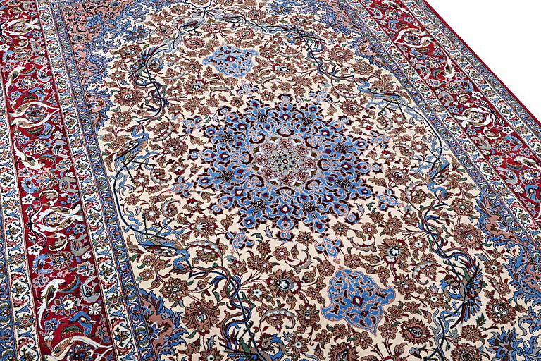 An Esfahan carpet, part silk, c. 243 x 158 cm.