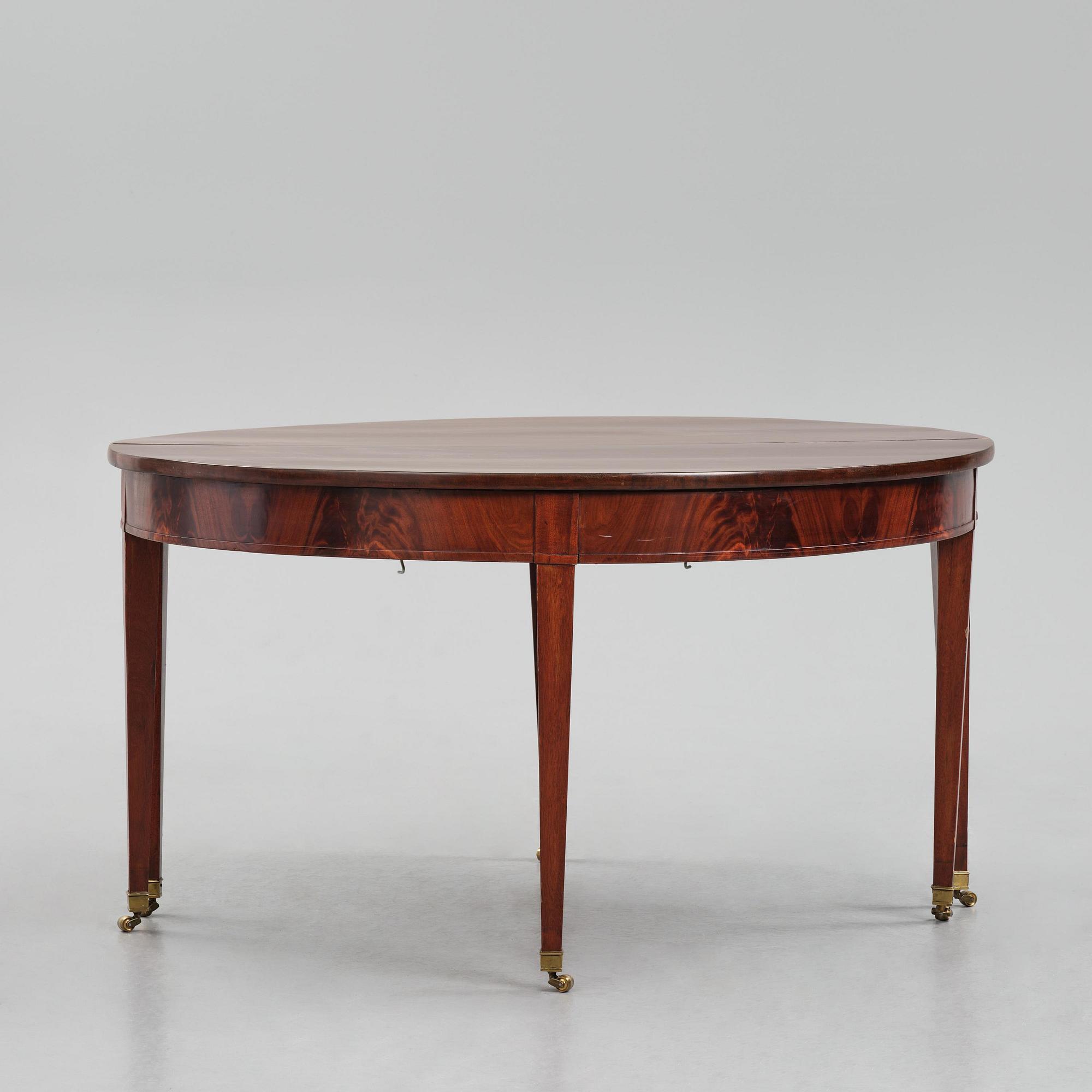 An English mahogany George III-style dining table, 19th century.