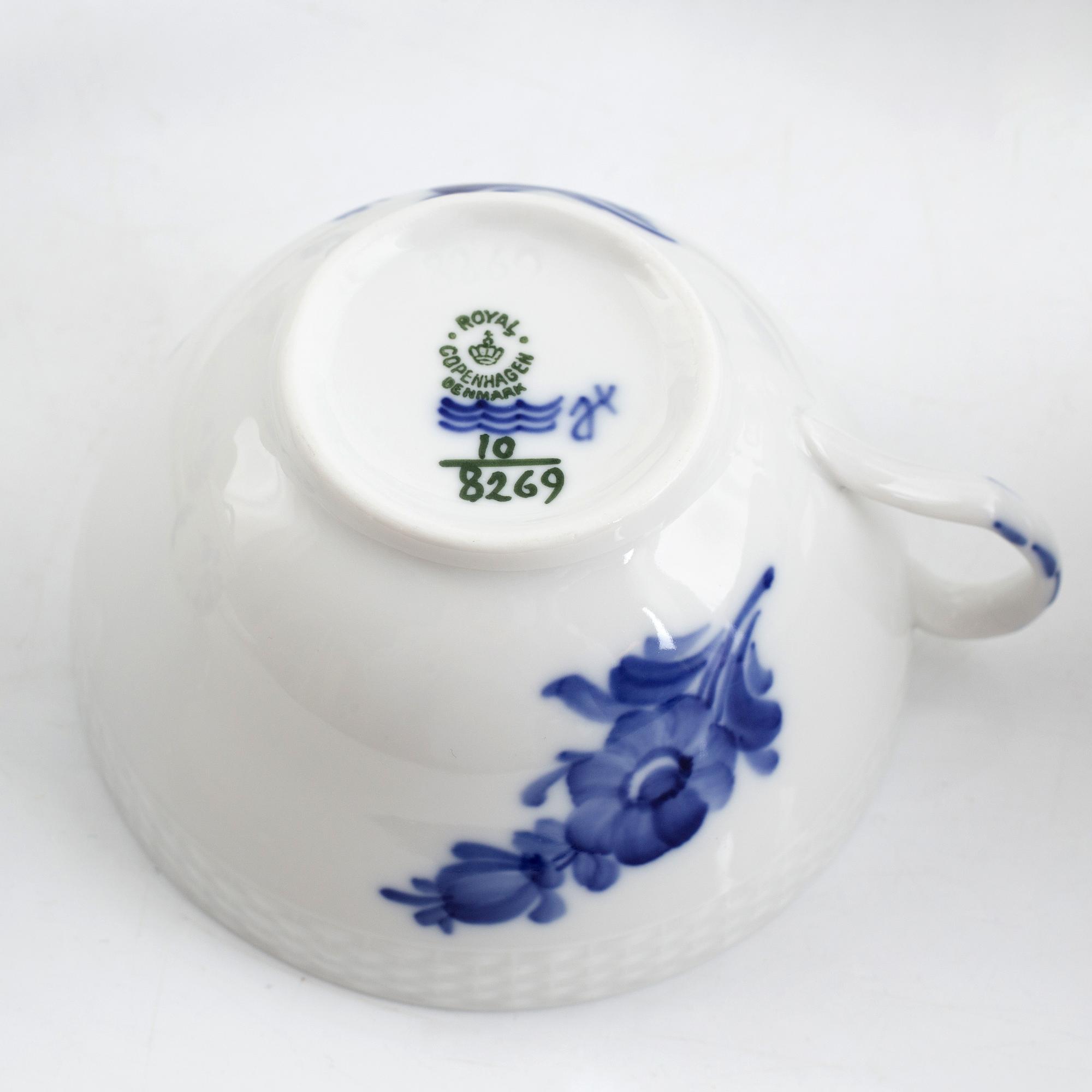 Mat- och teservis, porslin, 77 delar, "Blå blomst", Royal Copenhagen, Danmark.