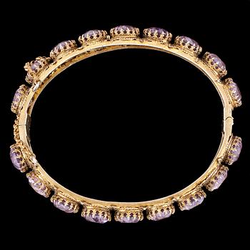 ARMRING, förgyllt silver, imiterade ametister i slipat glas, sent 1800-tal. Tot ca 28 gram.