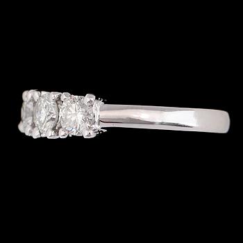 RING, 18K vitguld, 3 briljantslipade diamanter tot ca 0.94 ct. Vikt ca 4 g.
