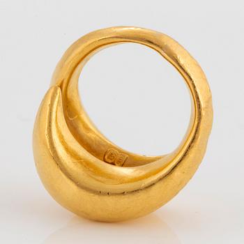 An Ilias Lalaounis ring in 22K gold.