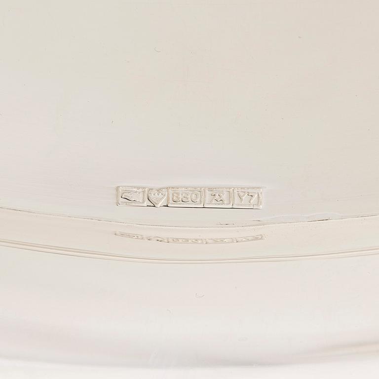 Tarjotin, hopeaa, Auran Kultaseppä Oy, Turku 1976.