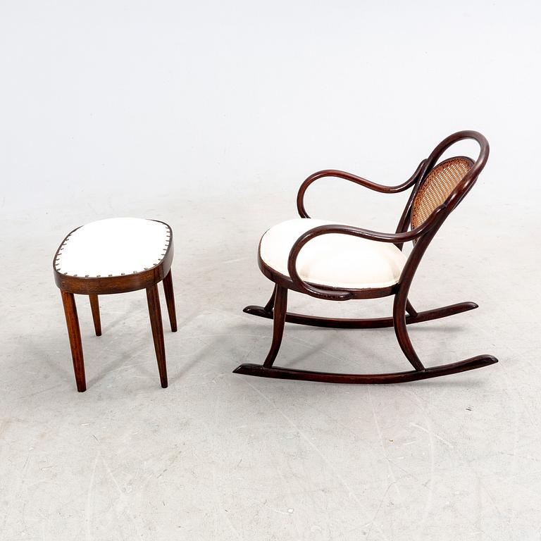 Barngungstol av Thonet samt pall, 1900-talets första hälft.
