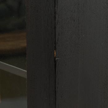 Vitrinskåp, 1900-talets första hälft.