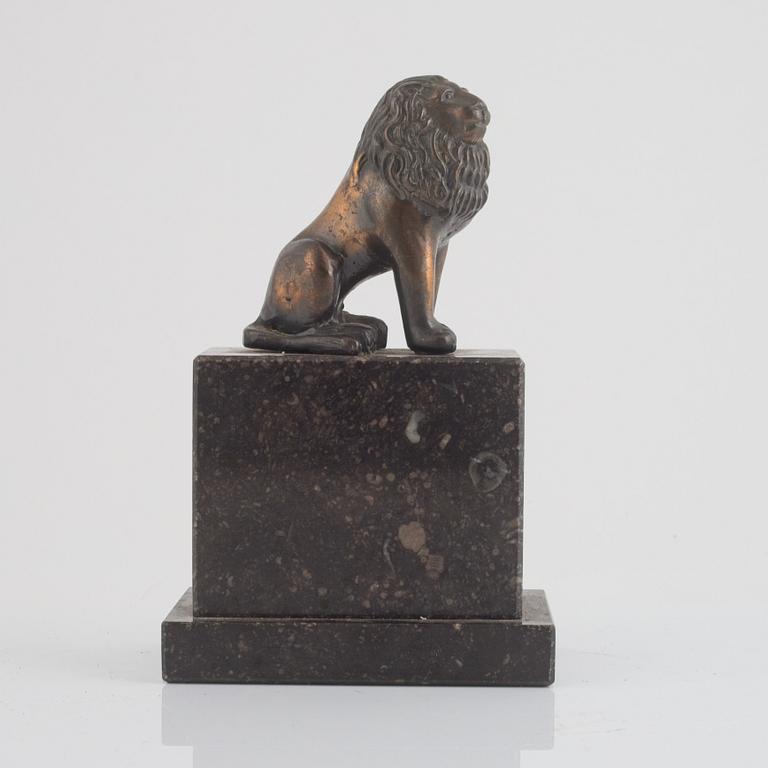 A table sculpture/paper weight, 20th century.