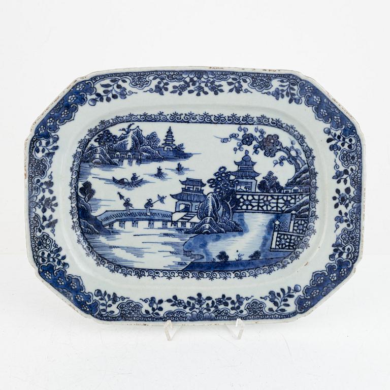 A blue and white export porcelain serving dish, China, Qianlong (1736-95).