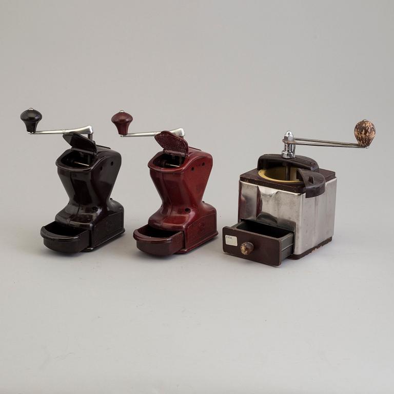 a set of 12 plastic kitchen items, 20th century.