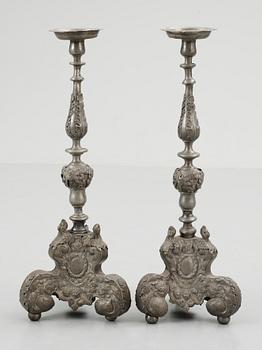 ALTARSTAKAR, ett par, tenn. Barockstil, 1800-tal.