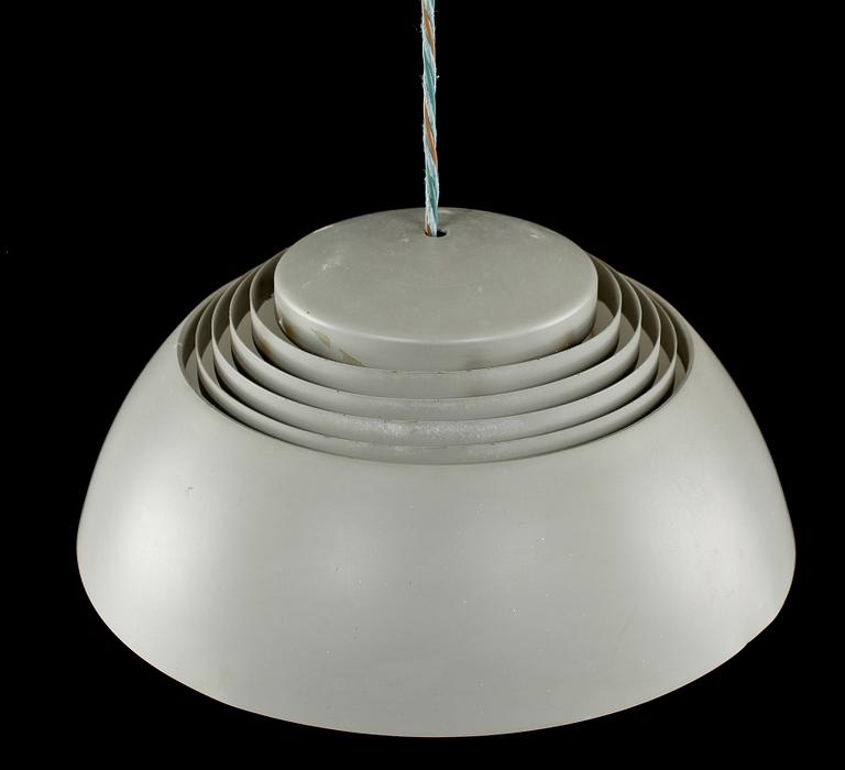 TAKLAMPA, "AJ-pendel", Arne Jacobsen för Louis Poulsen, 1900-talets andra hälft. Höjd ca 20 cm.