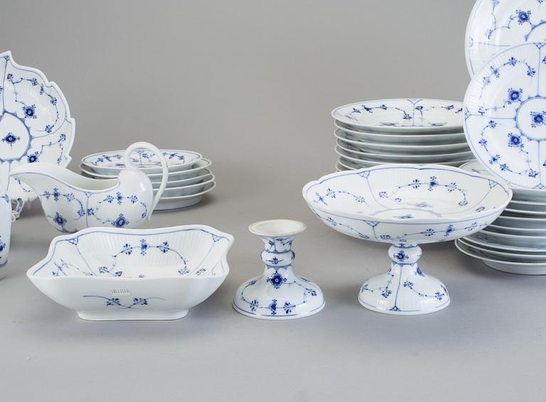 SERVISDELAR, 53 delar, porslin, "Musselmalet", Royal Copenhagen.