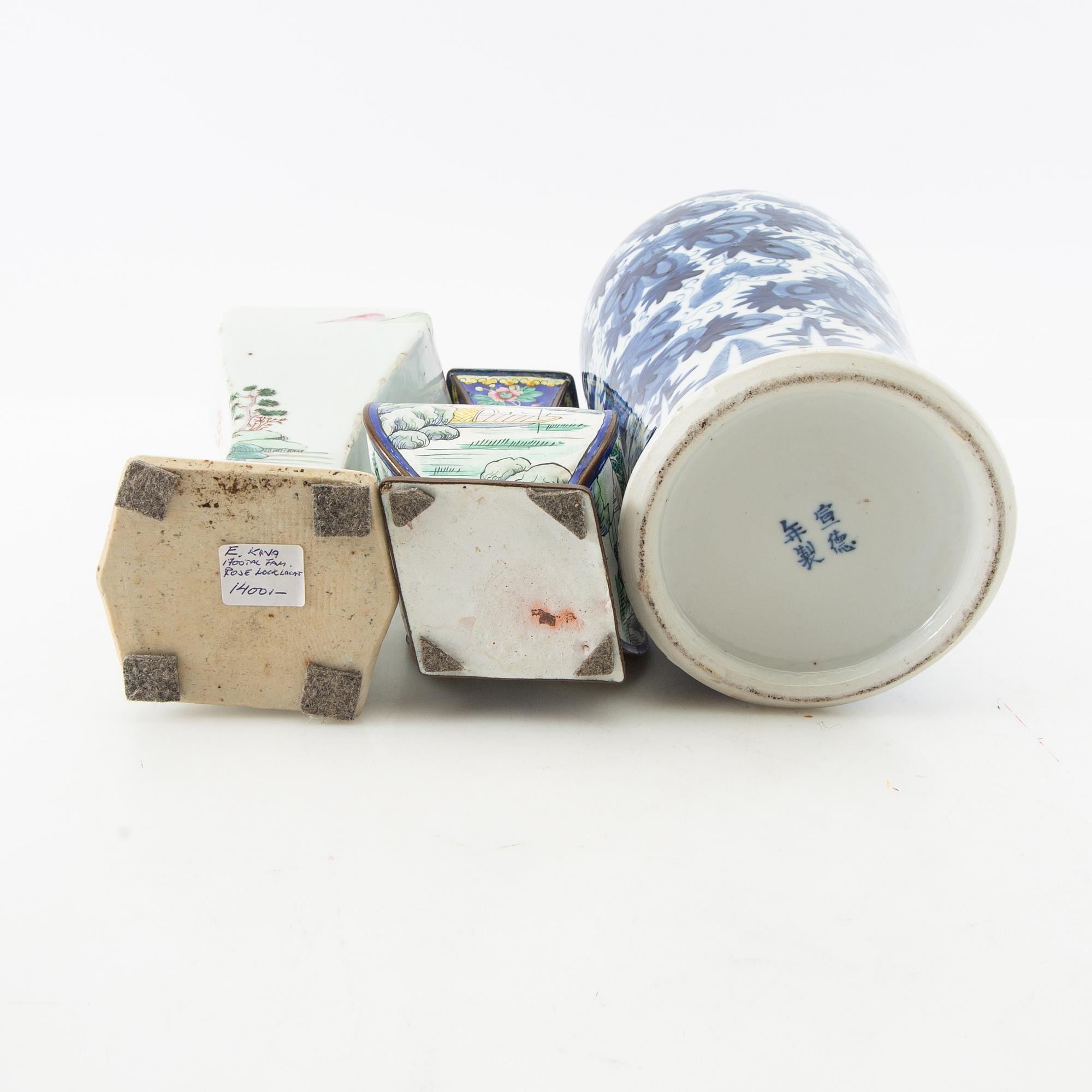 Vaser 3 st Kina 17-900-tal porslin samt emalj.