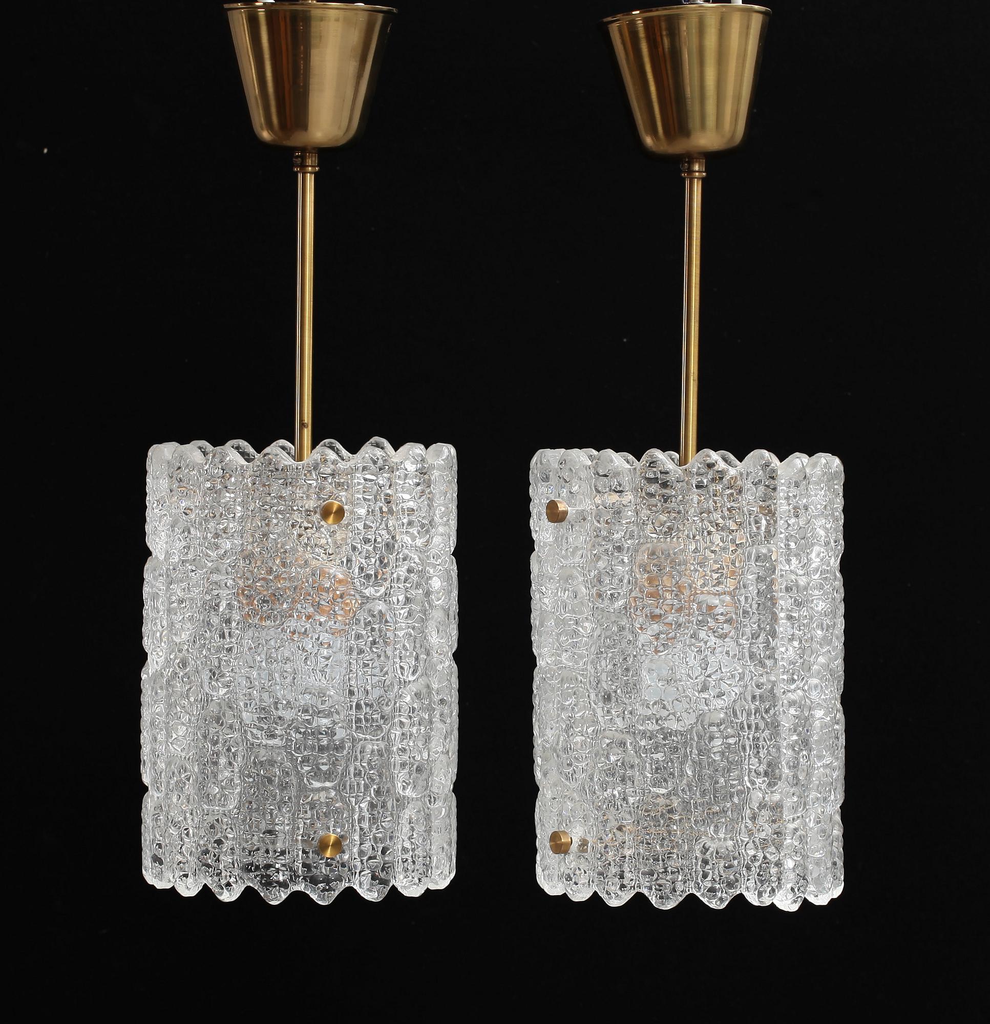 TAKLAMPOR, ett par. Glas, trol. Orrefors design Carl Fagerlund. H 49.