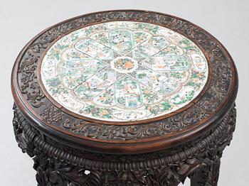 A hardwood and porcelain plaquette in famille verte  table, Qing dynasty 19th century.