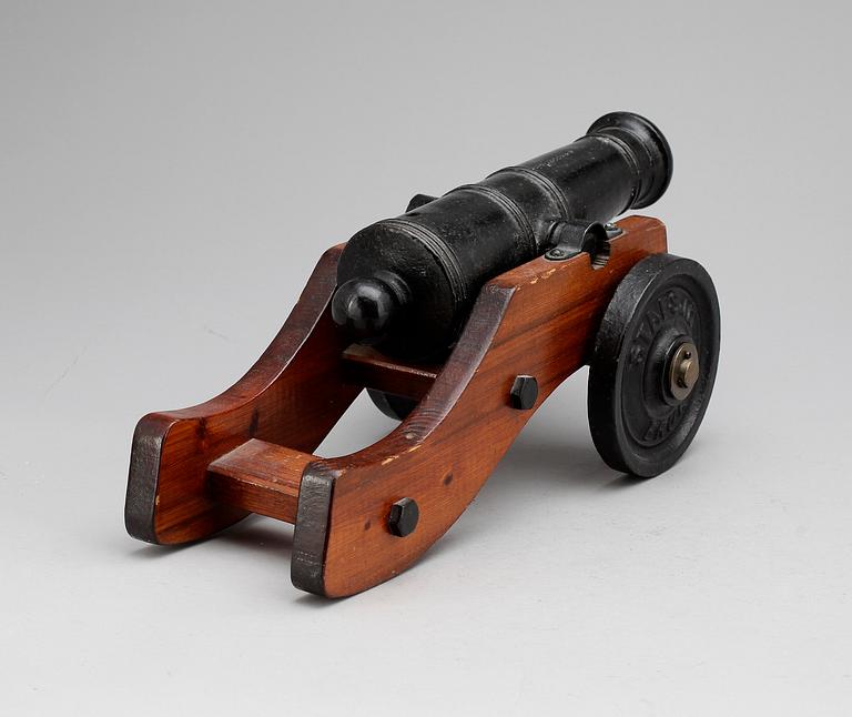 SALUTKANON, gjutjärn, Stavsjö bruk, 1900-talets andra hälft.