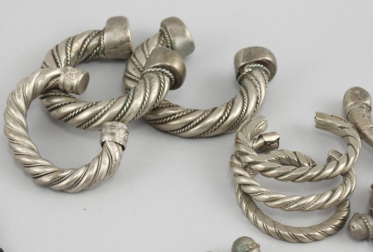 PARTI SMYCKEN, 12 delar, vitmetall samt färgade glaspärlor, 1900-tal.