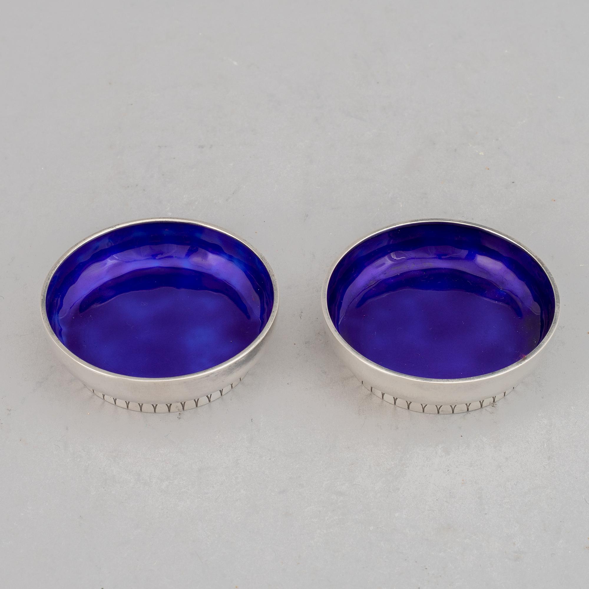 Saltkar, 2 st, sterlingsilver och emalj, Sigvard Bernadotte för Georg Jensen, Danmark.