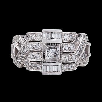 66. RING, princess, baguette and brilliant cut diamonds, tot. app. 1 ct.