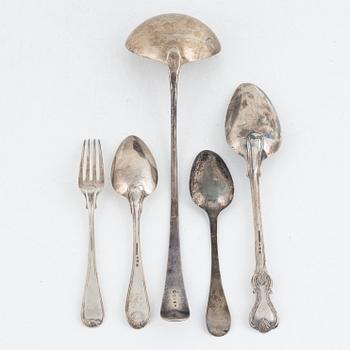 Bestick, silver, 19 delar, mestadels "Gammal Fransk",  olika smeder, Sverige & England, 1794-1927.