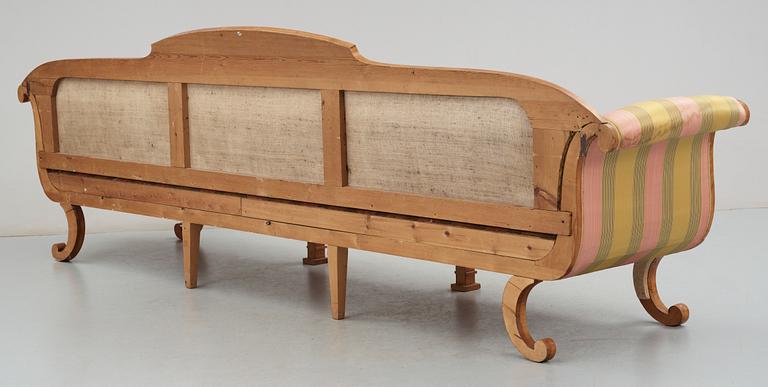 SALONGSGRUPP, åtta delar, bestående av sex karmstolar, en soffa och ett bord. Karl Johan, 1800-talets första hälft.