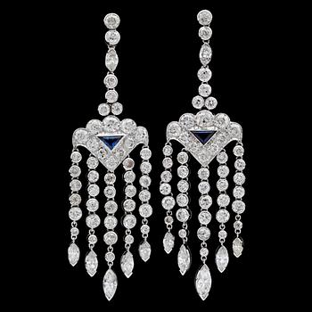 711. A pair of diamond and blue sapphire chandelier earrings, tot. app. 12.50 cts.