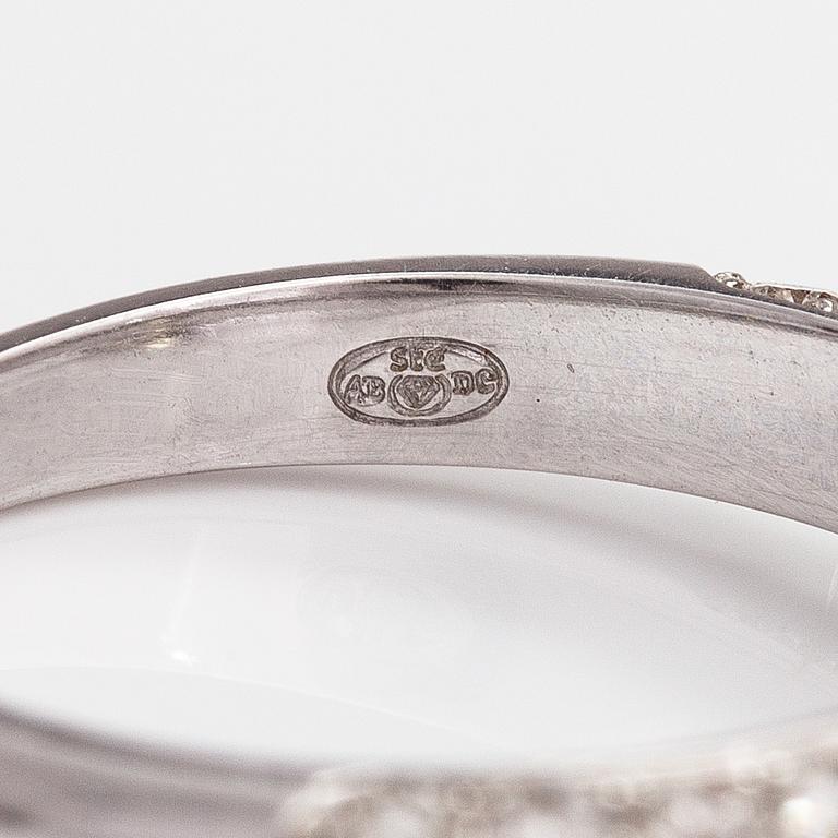 A 18K white gold ring with diamonds ca. 4.03 ct in total. With GIA certificate.