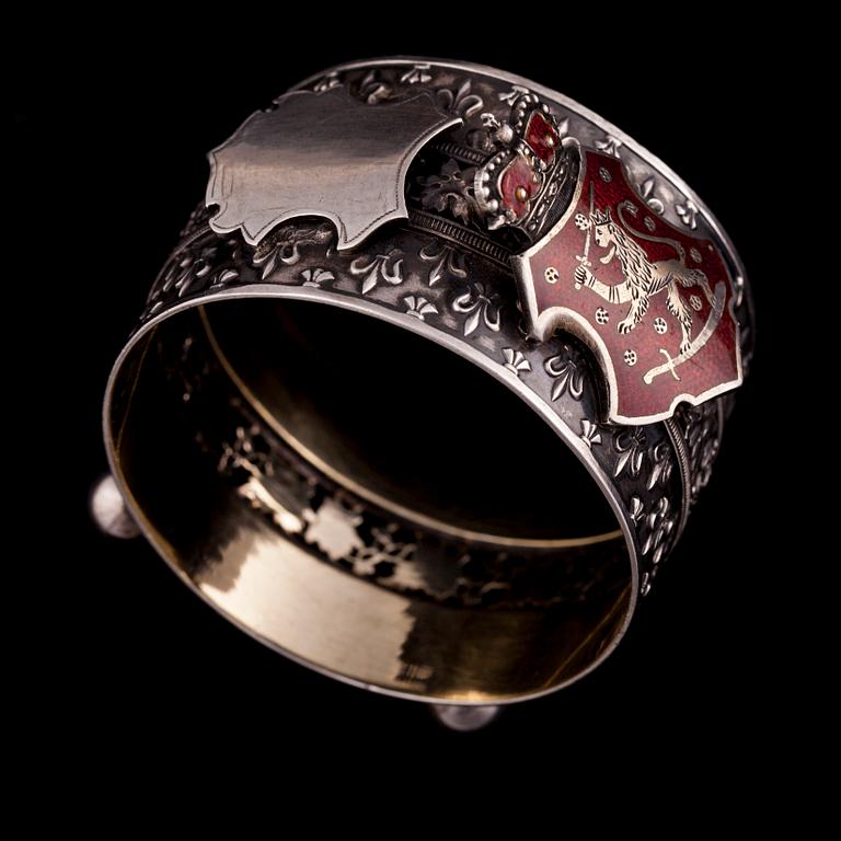SERVETTRING, silver samt emalj, bär finska stämplar, 1900-talets början.