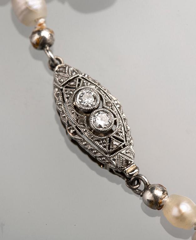 PÄRLCOLLIER, odlade pärlor med lås i 18 K vitguld med gammalslipade diamanter, ca 0.10 ct. 1900-talets första hälft.