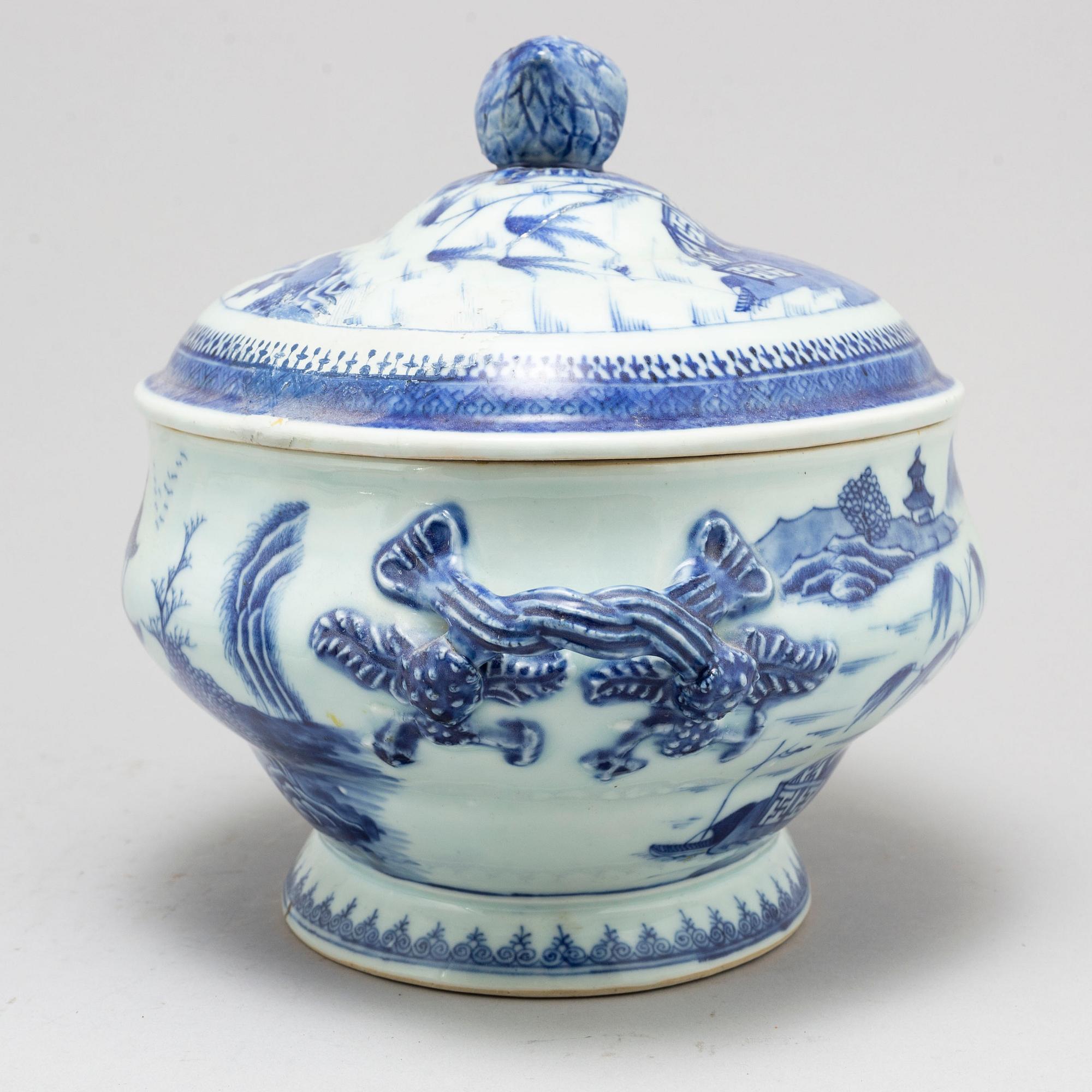 A blue and white export porcelain tureen with cover and a serving dish, Qing dynasty, Qianlong (1736-95).