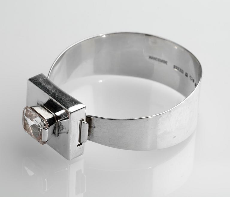 ARMRING, sterlingsilver med fasettslipad vit sten. Gussi, Malmö, 1964. Vikt ca 40 g.