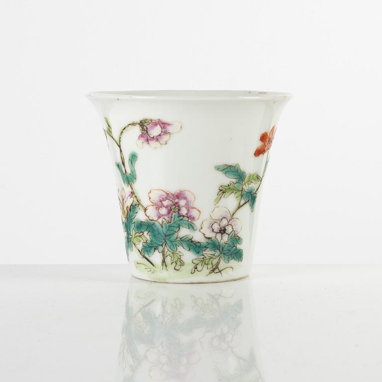 A famille rose wine cup, Qing dynasty (1644-1912).