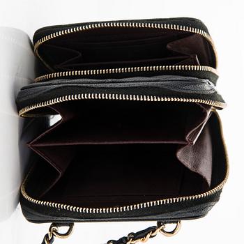 Chanel, "O-porte tel a chaine" väska, 2020.