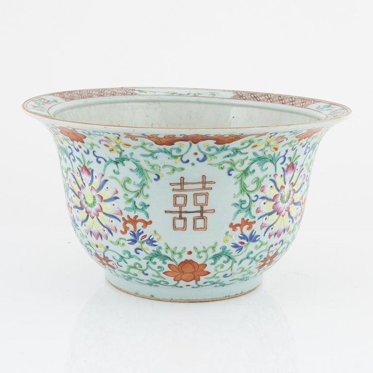 A large famille rose flower pot, late Qing dynasty, 19th Century.